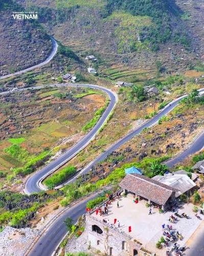 M-shaped road and viewpoint, supplied by the user.