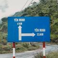 Biển chỉ dẫn Yên Minh: đi thẳng 41 km, rẽ phải 22,6 km qua Cán Tỷ.